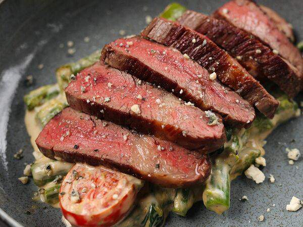 The Odi - Фланк стейк со спаржей и сыром с голубой плесенью