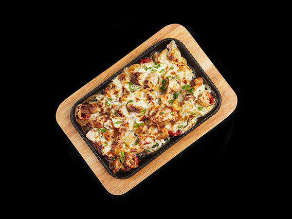 Fabrika - Жарёха с лососем, судаком и картофелем под сметанным соусом