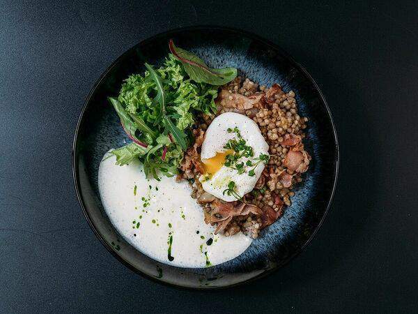 Прага - Зеленая греча Карбонара с яйцом пашот