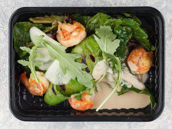 Moloko - Салат с авокадо на гриле, шпинатом и креветками