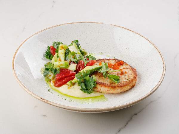 Гаврош - Крабкейк с картофельным кремом и овощным салатом