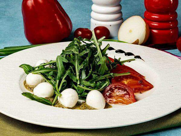 Винни  Пух - Салат Капрезе с рукколой
