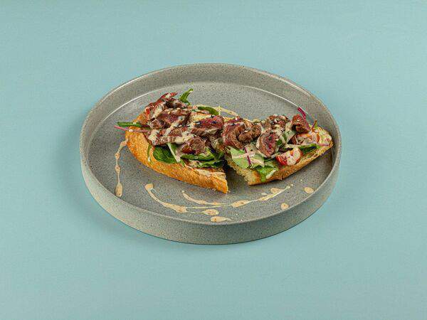 Miska bowls & folks - Тост с говядиной, черри и салатным миксом