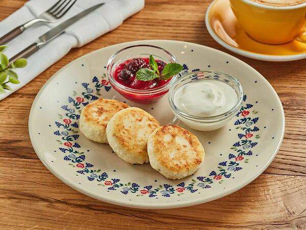 Сыроварня - Сырники из рикотты со сметаной и вареньем