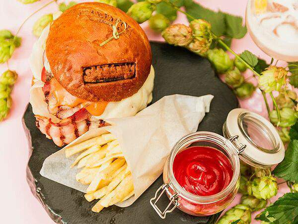 Gallery - Бургер с говяжьей котлетой и картофелем фри