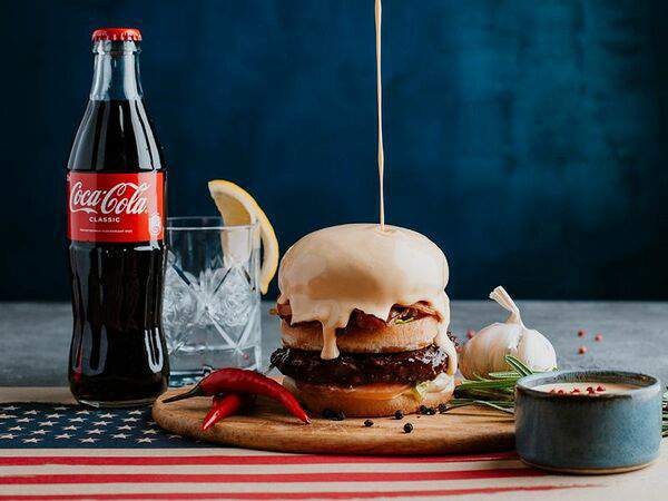 Молодость Kitchen & Bar - Бургер с котлетой из мраморной говядины