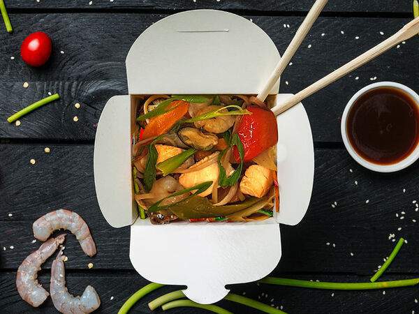 Евразия-Экспресс - Wok с морепродуктами и гречневой лапшой Соба, с соевым соусом