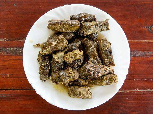 Мускат - Долма с говядиной и соусом Мацони