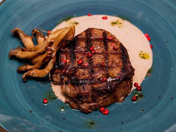 Акварель - Филе миньон с жареными вёшенками и соусом из чёрного перца