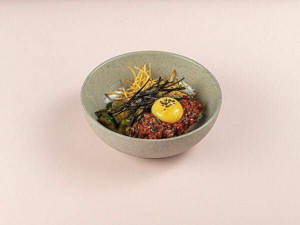 Miska bowls & folks - Тартар с говядиной на тосте из жареного риса