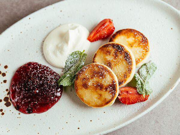 Сладкое дело - Сырники со сметаной и джемом