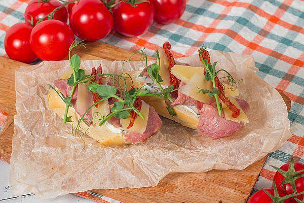 Луиджи - Брускетта с ростбифом и Пармезаном