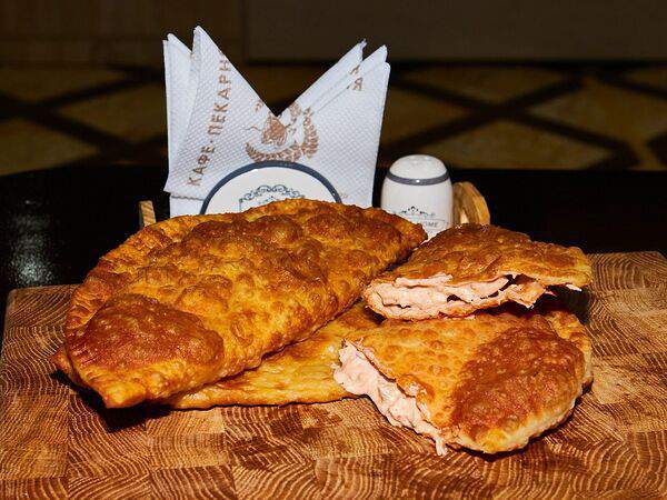 Кафе пекарня - Чебурек с курицей