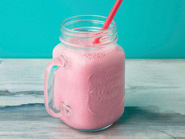 Сытый круассан - Молочный коктейль клубничный