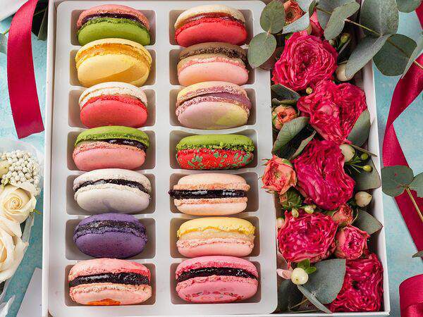 Bagatelle - Подарочный набор 14 макарон с цветами Красный