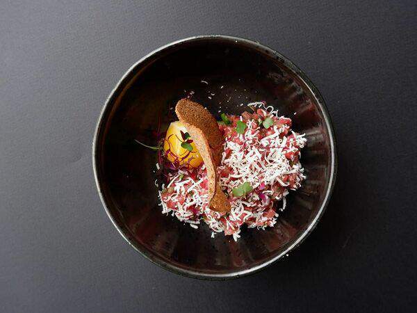 Мясной ресторан Скотина - Тартар из баранины с овечьим сыром и гелем из желтка