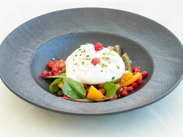 Dolce Vita - Буратта с сезонными томатами и земляникой