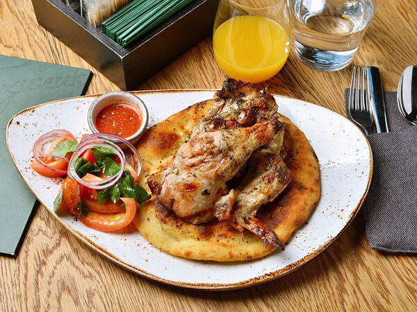 Базилик - Цыпленок тандури на домашней лепешке с томатной сальсой