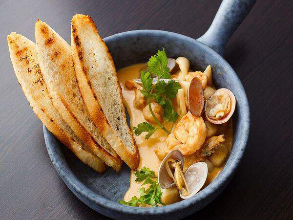 Per se - Сковородка морепродуктов со сливочным соусом и хрустящими гренками