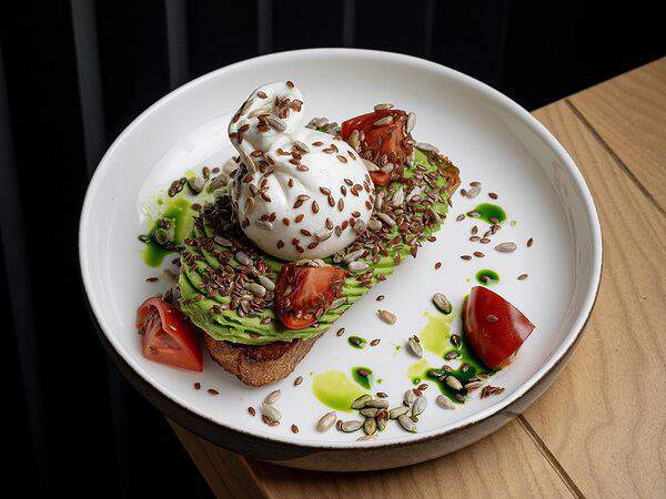 Мона - Тост с авокадо, бураттой и трюфельным маслом