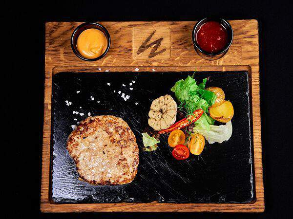 Эндорфин - Бифштекс из куриного филе с микс-салатом и молодым картофелем