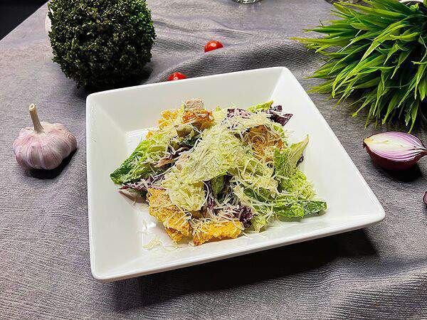 Black wood lounge bar - Салат в стиле Цезарь с цыпленком