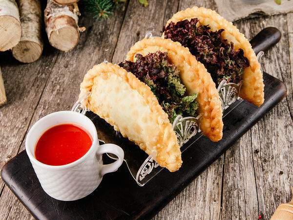 Я ж тебе говорил! - Чебуреки по-татарски с салатом и томатным соком