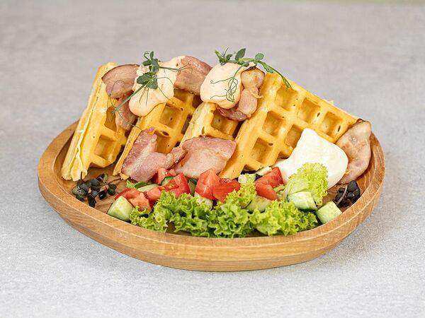 Sample Coffee - Бельгийские вафли с овощами и беконом