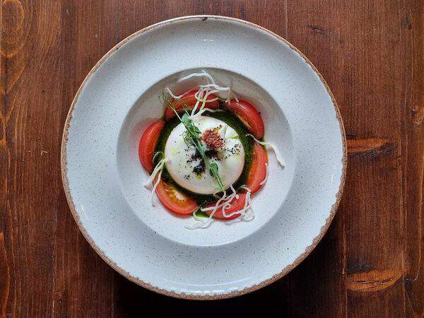 Театральный буфетъ - Буррата со спелыми томатами и соусом песто