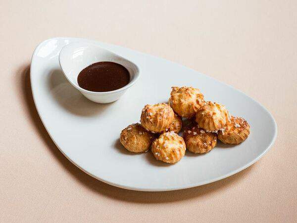 Беллуччи - Профитроли с шоколадным соусом