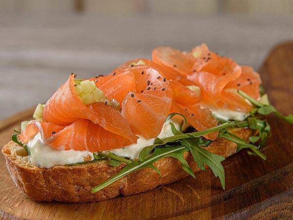 Веранда - Брускетта со страчателлой и форелью шеф посола