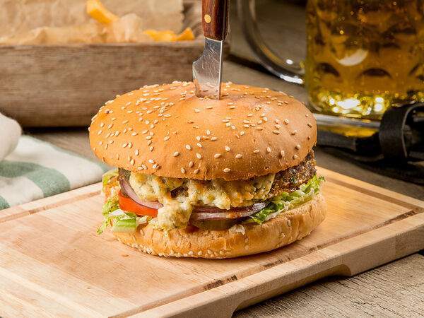 Grey Bear Pub - Бургер Блю чиз, картофель фри и соус