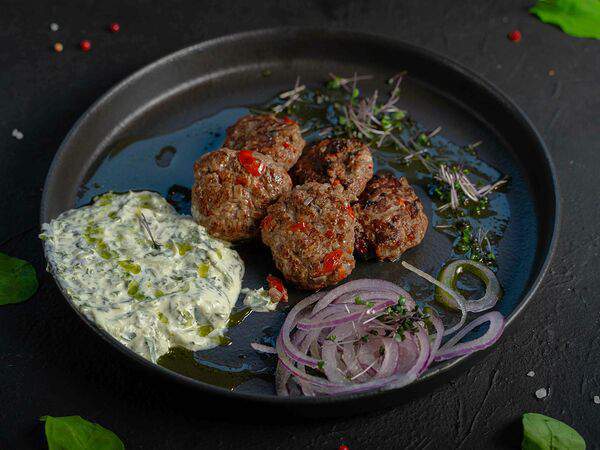 Macarena - Кюфта с соусом дзадзики