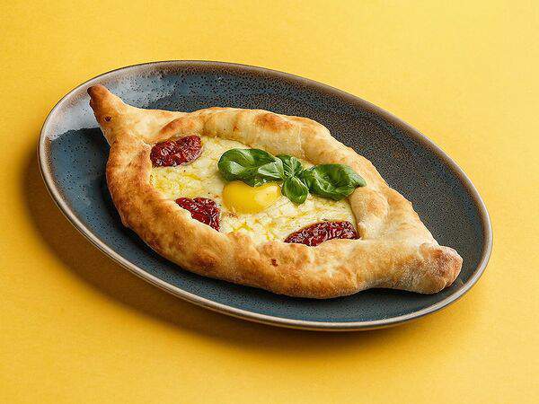 Баши Грузинское Бистро - Хачапури по-аджарски с вяленым томатом и сыром сулугуни