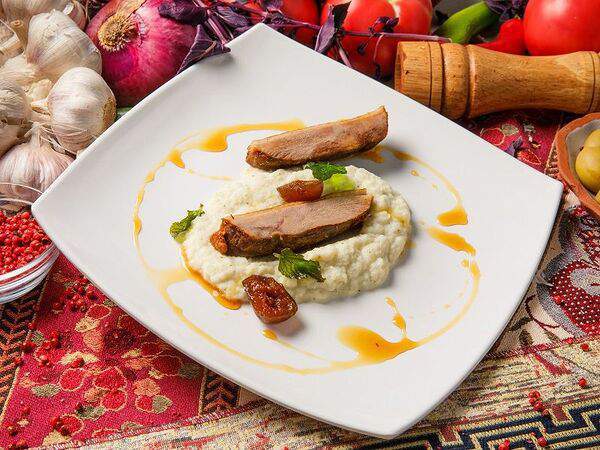 Кафе Отдых - Утиная грудка, запеченная с пюре из цветной капусты и соусом из инжира