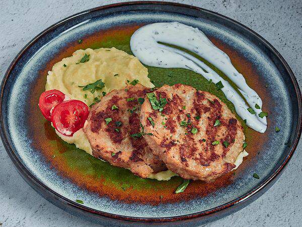 Ресторан Невидалия - Щучьи котлетки От Дедушки с картофельным пюре и сырным соусом