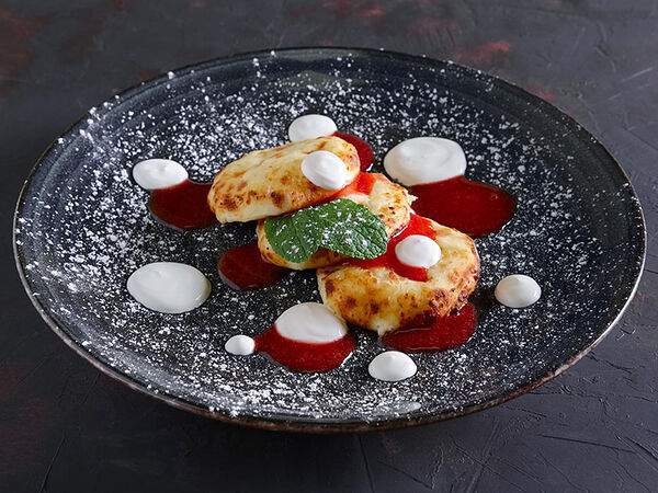 Garage - Сырники со сметаной и кули из клубники