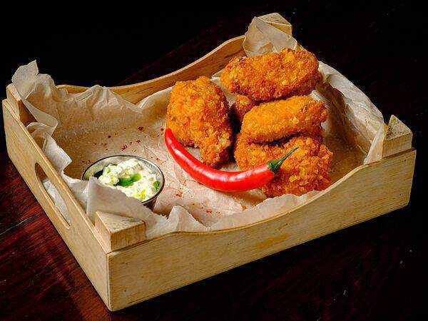 Гости рестопаб - Острые куриные крылышки в хрустящей панировке и соус тартар