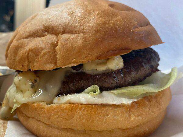 Бургерная Дровосек - Бургер с соусом блю чиз и луковым мармеладом