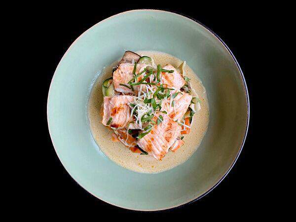 Сохо - Овощное папарделли с лососем в сливочном соусе