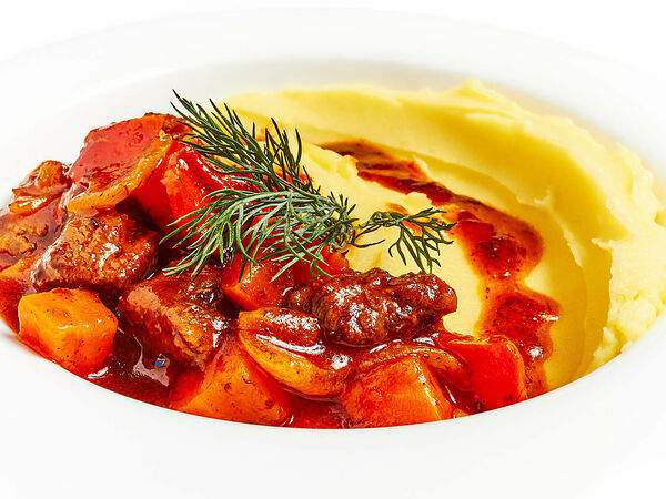 Унга - Гуляш из говядины с пюре. Готовится только с луком