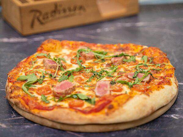 Gallery - Пицца с тунцом и красным луком