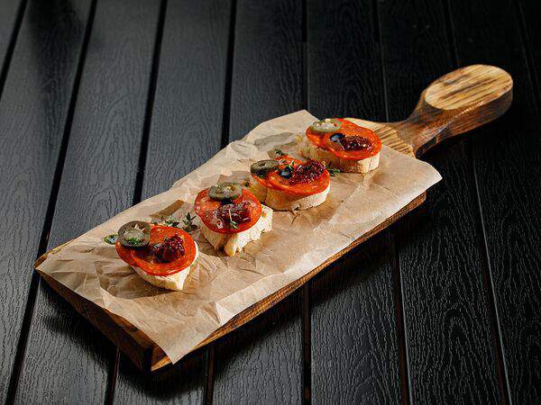 Mojo Bar - Брускетта с чоризо, вялеными томатами и халапеньо