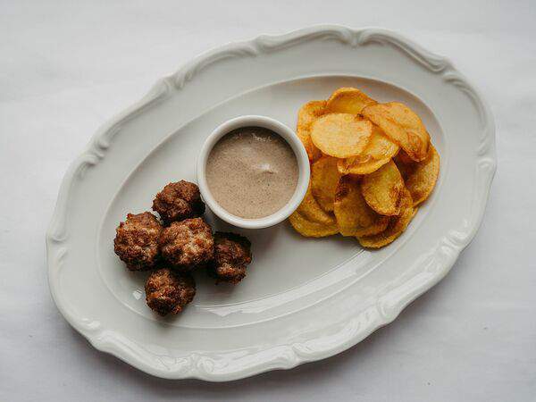 Баратынский - Фрикадельки из говядины с картофельными чипсами с соусом Строганов