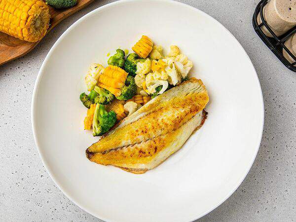 АндерСон - Дорадо с салатным миксом и йогуртовым соусом