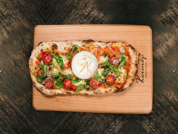 Костёр Пицца и Гриль - Пинса Буррата с томатами