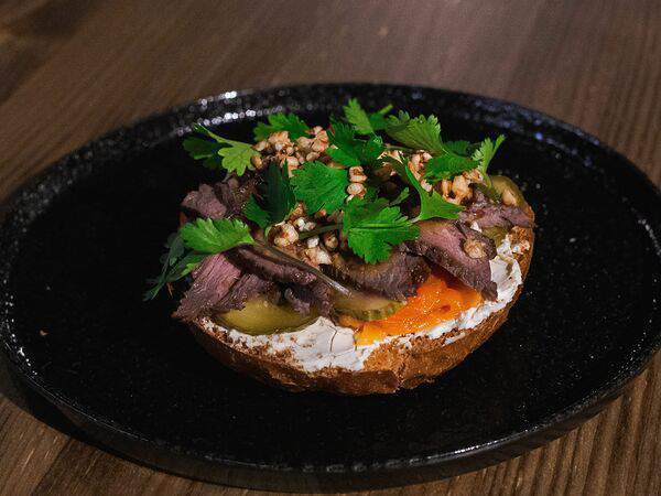 Мята Cyber Lounge Bar - Бейгл с ростбифом и печеным перцем