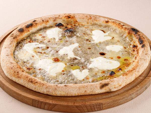 Беллуччи - Пицца с сыром Страчателла и трюфелем