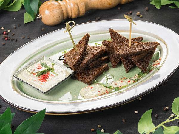 Мята Platinum - Ржаные гренки с чесночным соусом