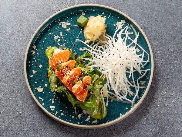 Goya - Татаки ролл с лососем, папайей и манго